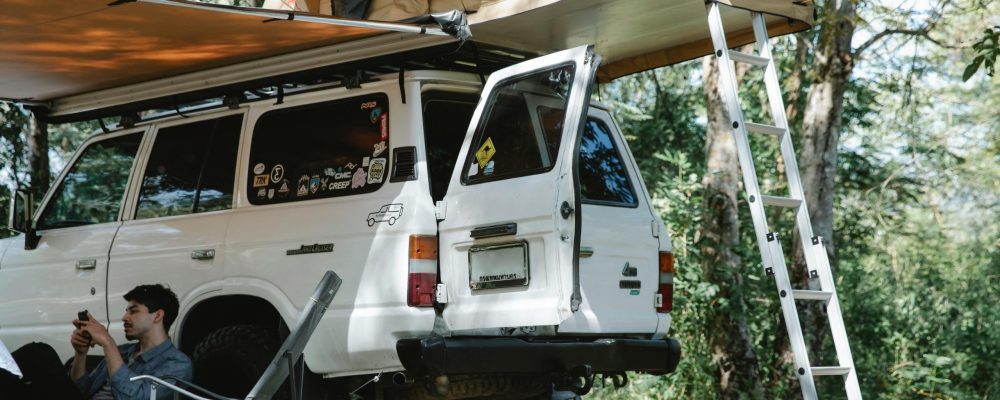 Pourquoi de plus en plus de voyageurs choisissent-ils les tentes de toit pour leurs aventures en pleine nature ?